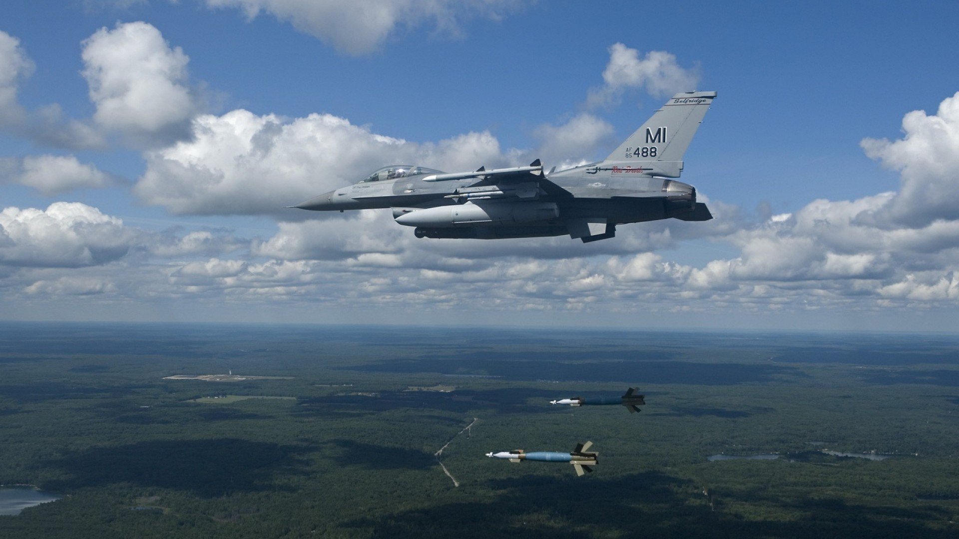 青春风暴！皮亚斯特里绝杀之夜，迈凯伦以0.2秒险胜梅赛德斯王朝